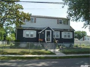 104 Wyona Ave, Lindenhurst, NY 11757