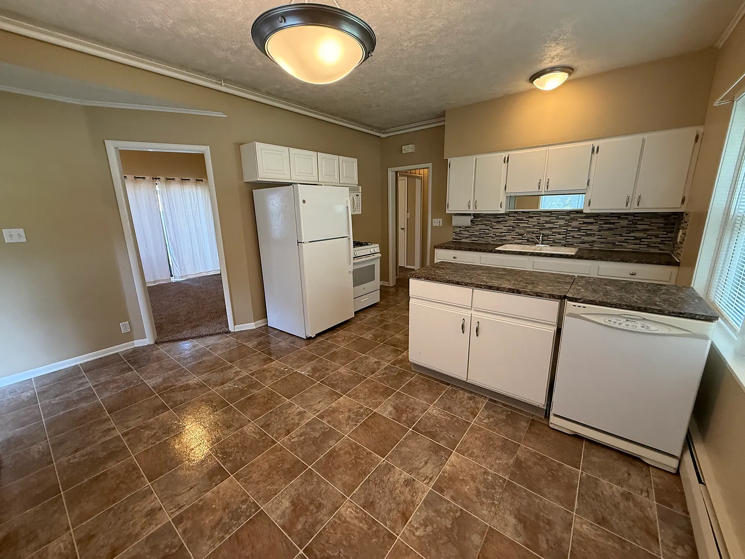 2 bed, 1200 sqft, $1,800 — Photo 2