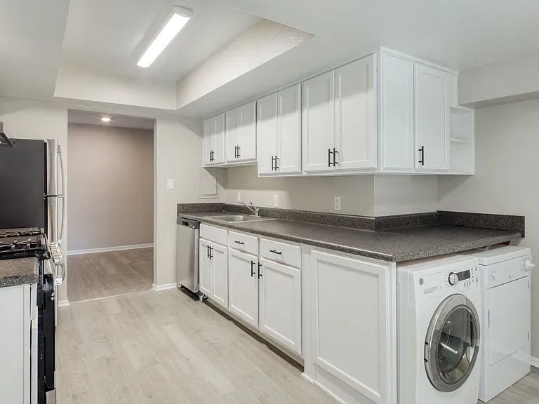 Bayville Apartments — Photo 36