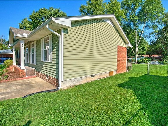 2nd image of 21 Fernwood Way NE