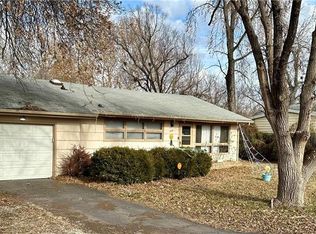 1916 SW 34th St, Topeka, KS 66611