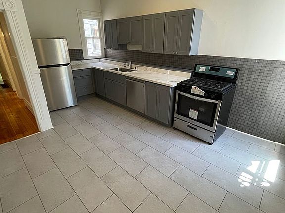 2nd image of 521-525 Waller St #523