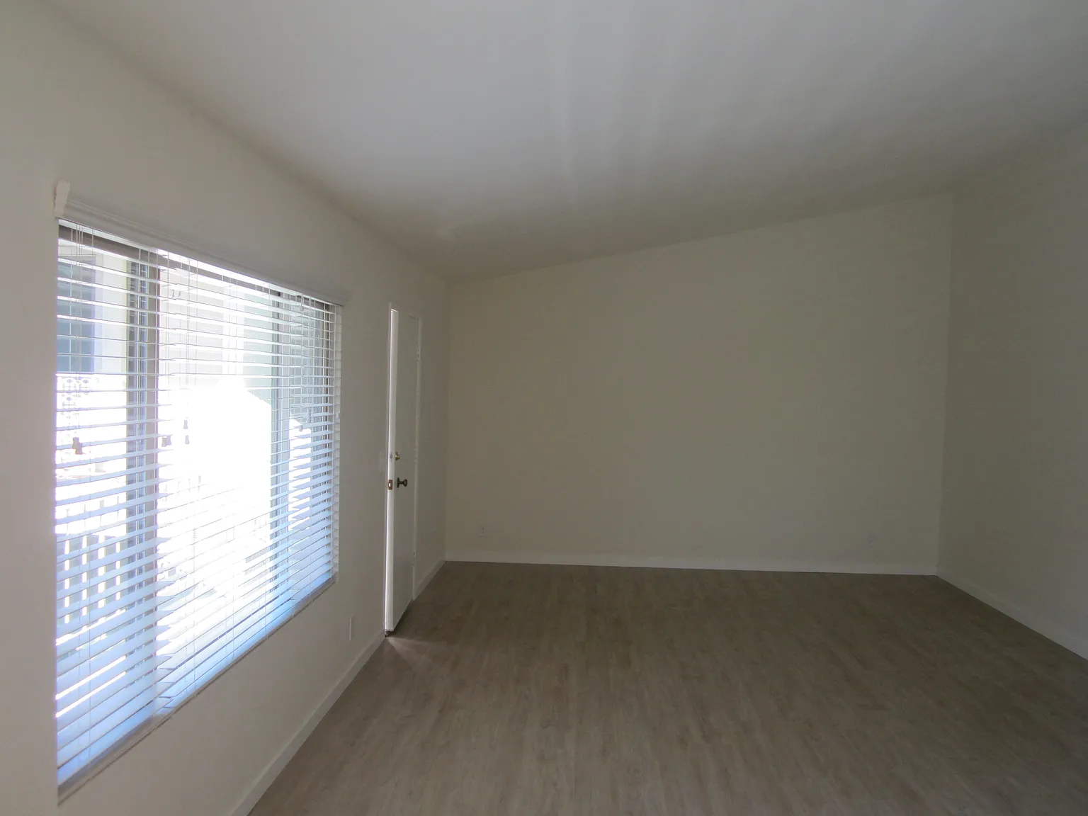 2 bed, 900 sqft, $3,950 — Photo 3