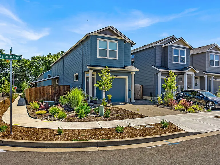 486 E London Way — Photo 4