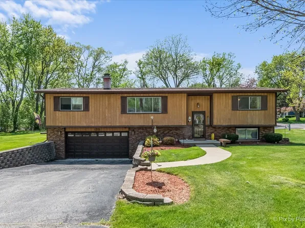 1111 Northshore Dr, Wauconda, IL 60084