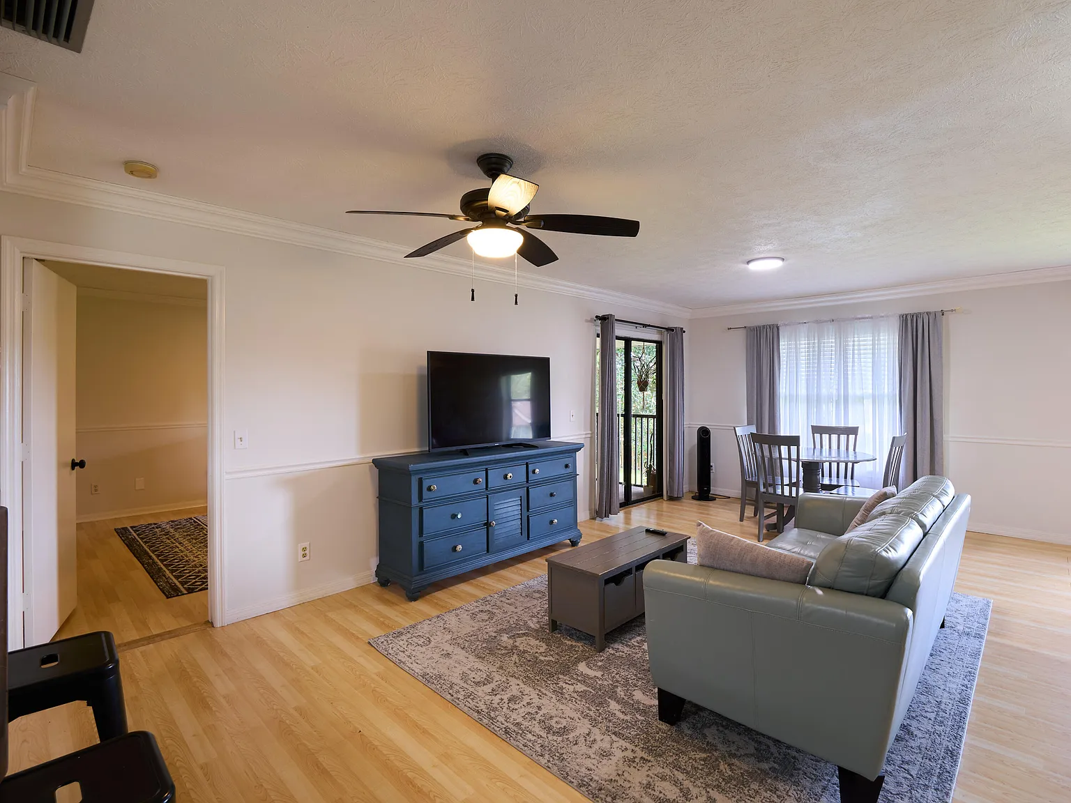 1 bed, 1.0 bath, 969 sqft, $1,950 — Photo 2