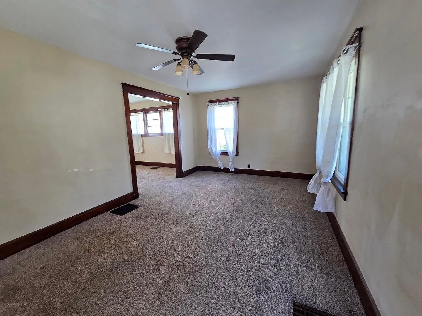 3 Bedroom 1-bathroom single family 2 story house — Photo 3
