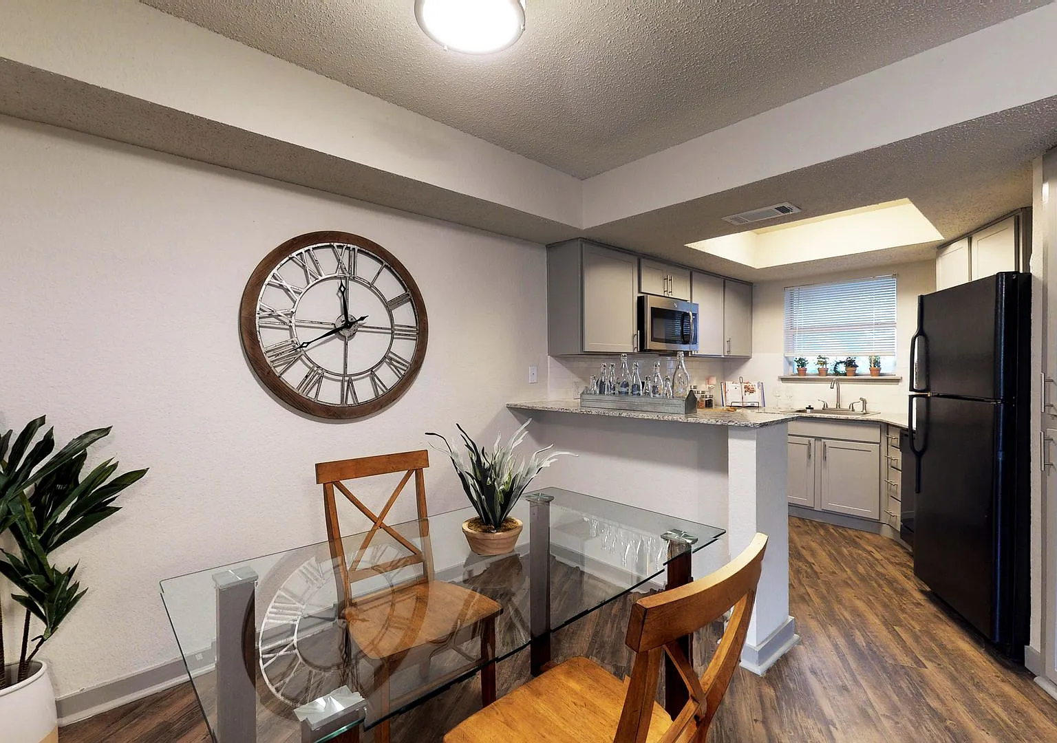 The Elise Apartments — Photo 4