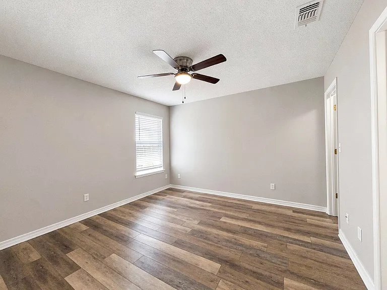 697 Ferguson Dr — Photo 8