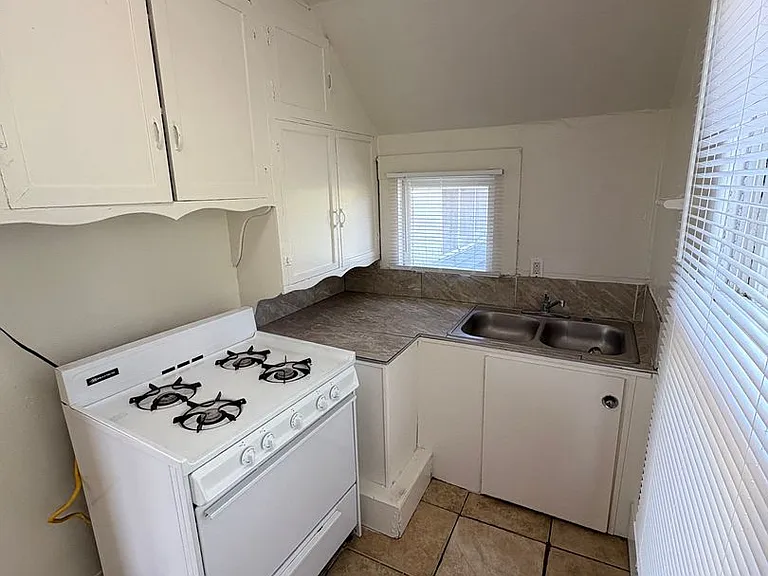 467 1/2 N Alta Ave — Photo 6