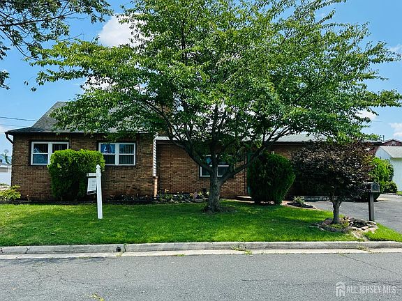 4th image of 11 Demarest Pl