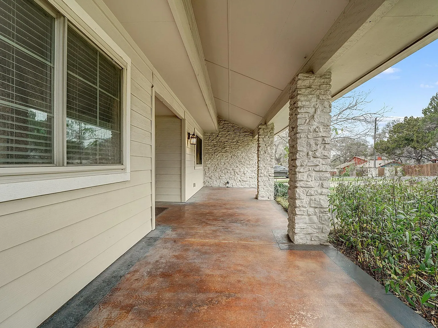 4 bed, 2.0 bath, 2223 sqft, $2,600 — Photo 4