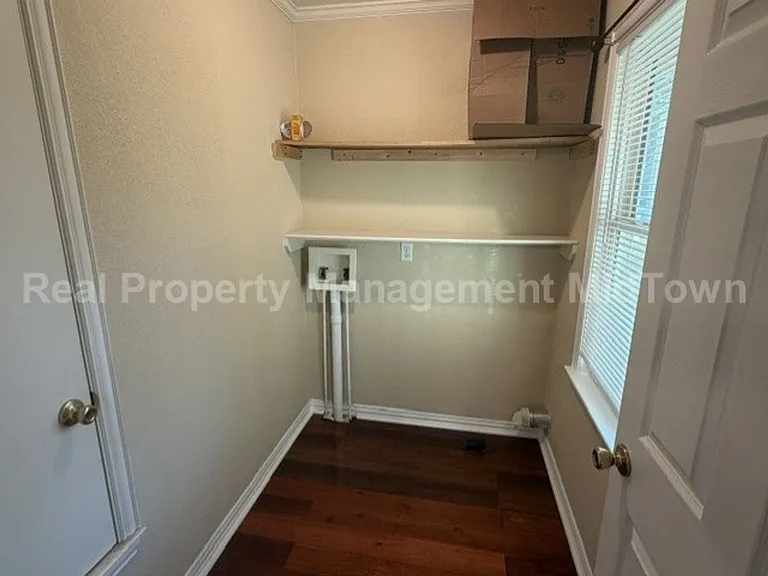 1301 Burleson St — Photo 5