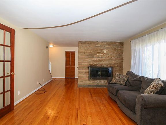 5th image of 449 Hillcrest Dr