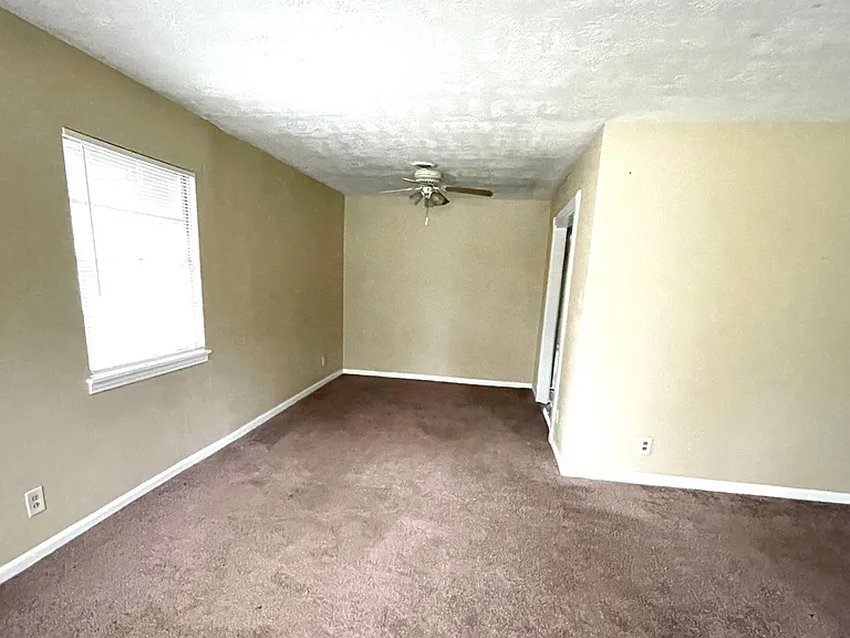 257 Roxton Ln — Photo 8