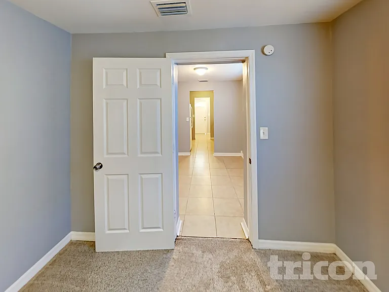1117 N Saturn Ave — Photo 4