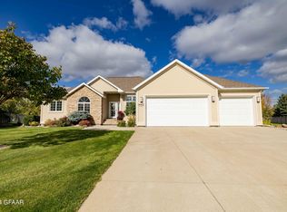 1442 Robert Cir, Grand Forks, ND 58201