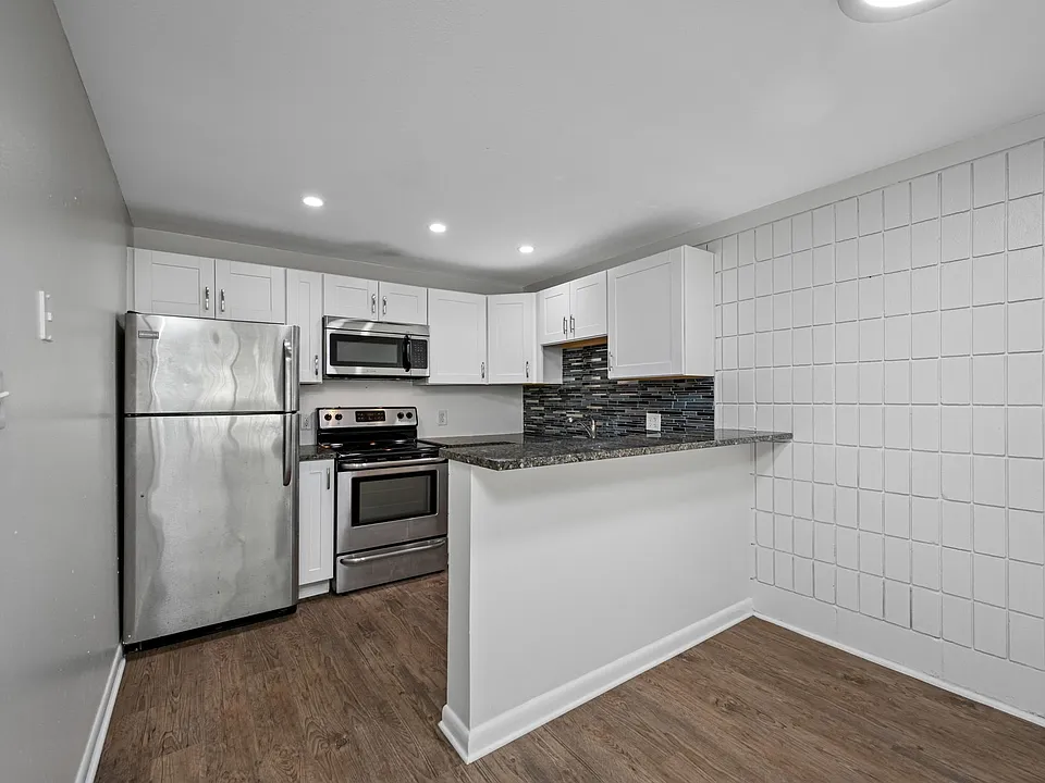 3211 W De Leon St