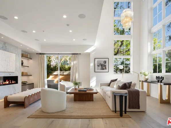 11500 San Vicente Blvd APT 221, Los Angeles, CA 90049