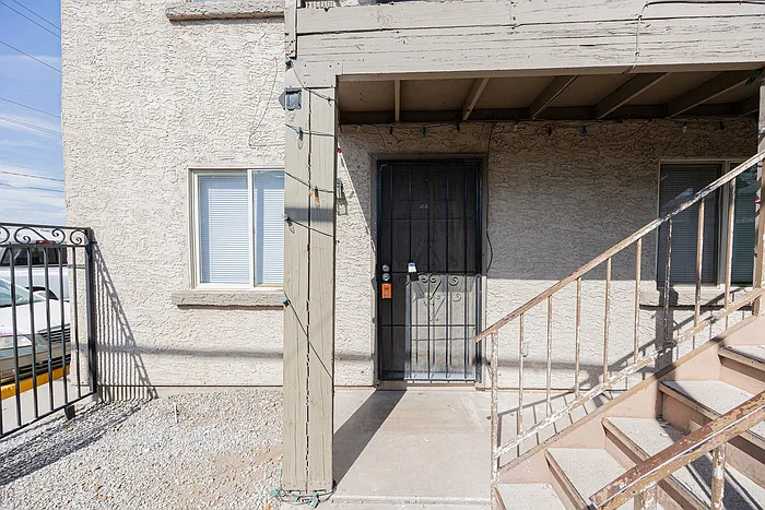 2 bed, 2.0 bath, 725 sqft, $1,095 — Photo 2