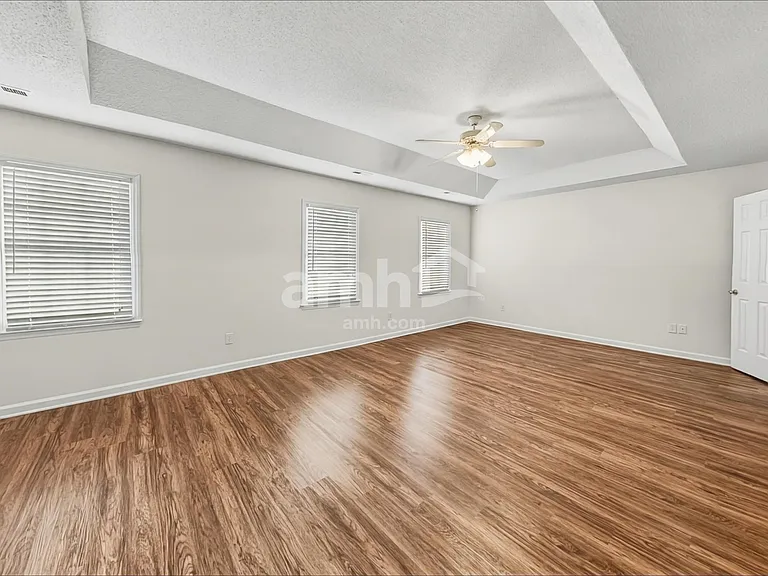 946 George Place Dr — Photo 10