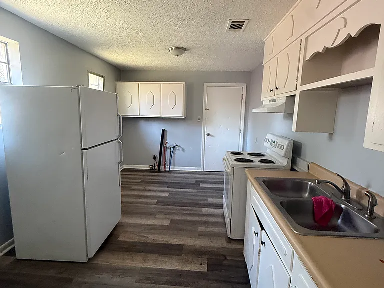 1058 Dennis St — Photo 1