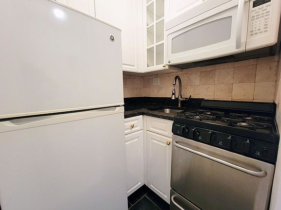 5th image of 205 W 13th St #5Y