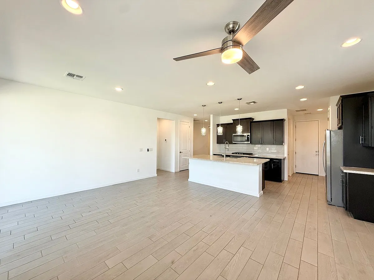 3 bed, 2.0 bath, 1570 sqft, $1,999 — Photo 4