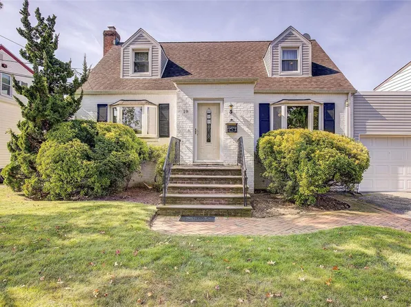 19 Farnum Street, Lynbrook, NY 11563