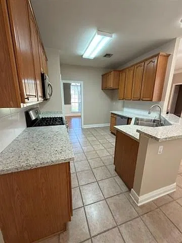 4 bed, 3.0 bath, 1880 sqft, $2,100 — Photo 4