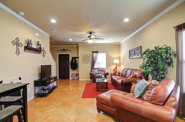 4 bed, 1762 sqft, $2,600 — Photo 2