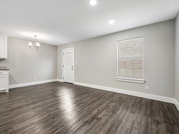 4th image of 901-903 W Collins St