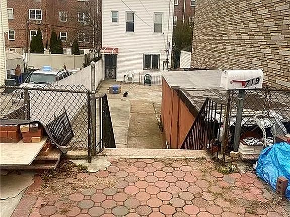 4th image of 719 E 83rd St