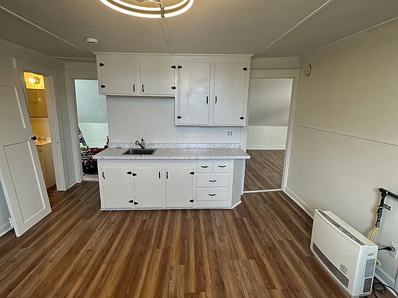 3rd image of 446 Coe St Floor 3