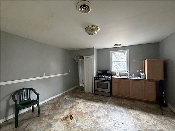 5th image of 236 Whitney St