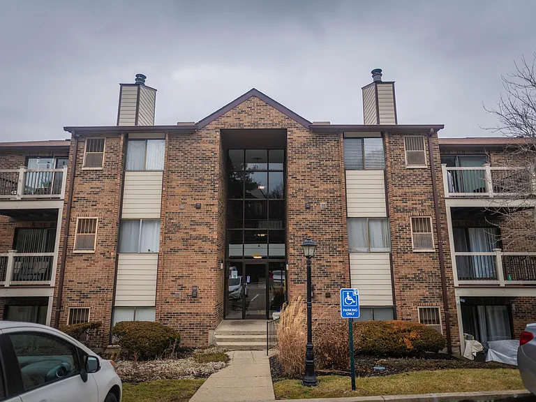 48 Woodland Hills Dr #8 — Photo 26