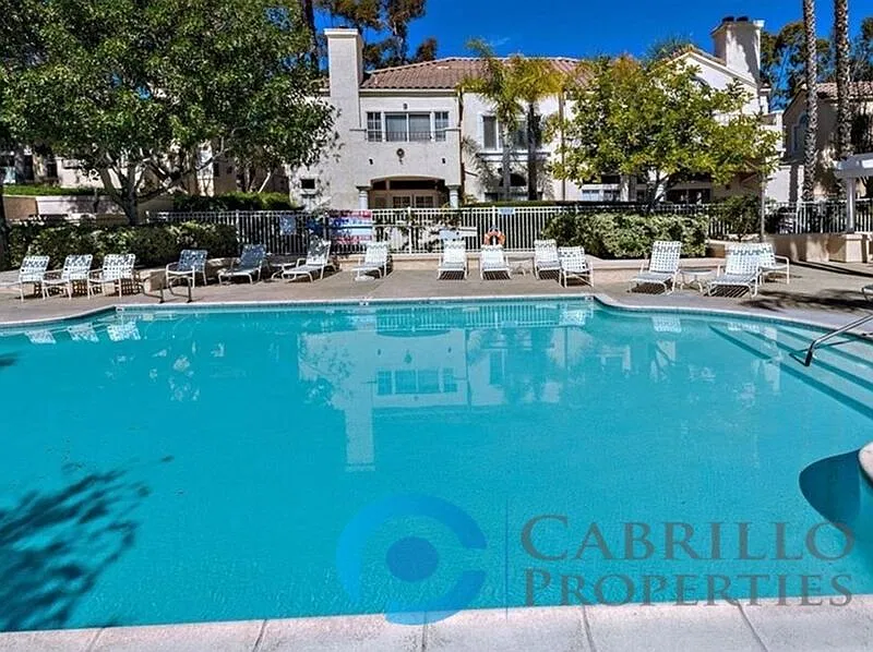 3 bed, 2.5 bath, 1528 sqft, $4,200 — Photo 2