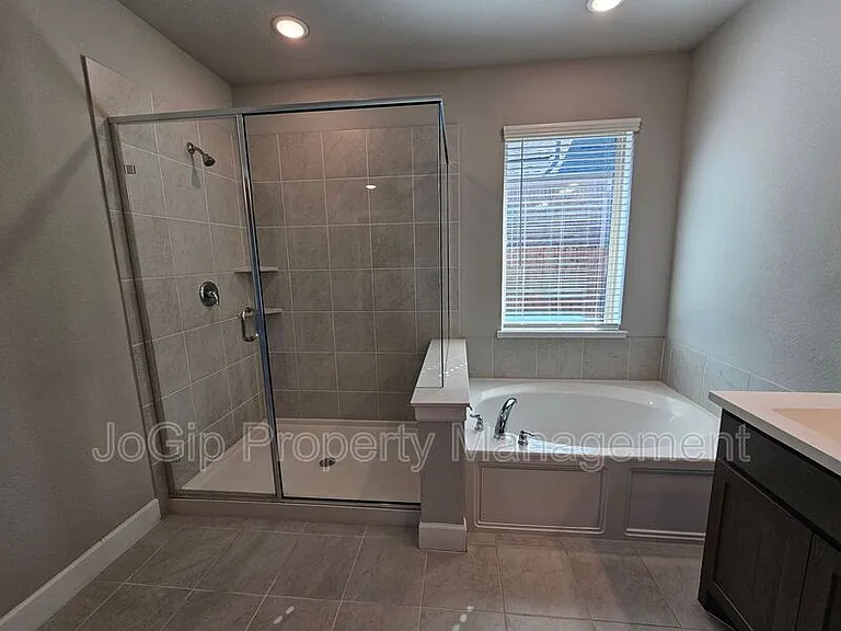 1740 Jamestown Dr — Photo 32