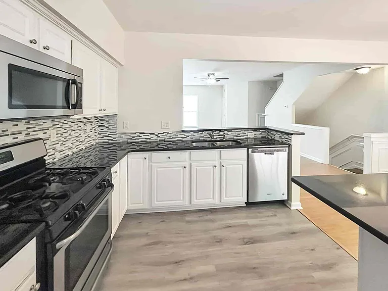4033 Edgecomb Dr — Photo 9
