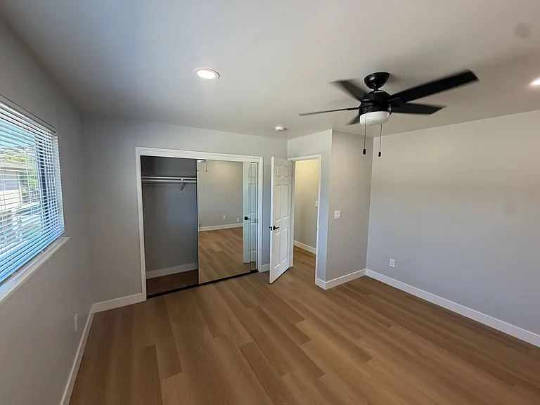 ROYALE APARTMENTS — Photo 22