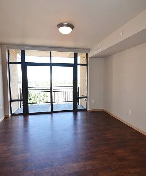 Venture Luxury High Rise — Photo 23