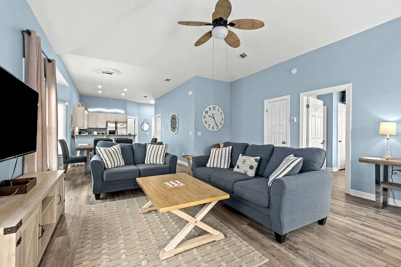 3 bed, 2.0 bath, 1291 sqft, $5,073 — Photo 2