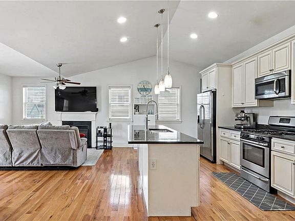 3rd image of 139 Danielle Dr