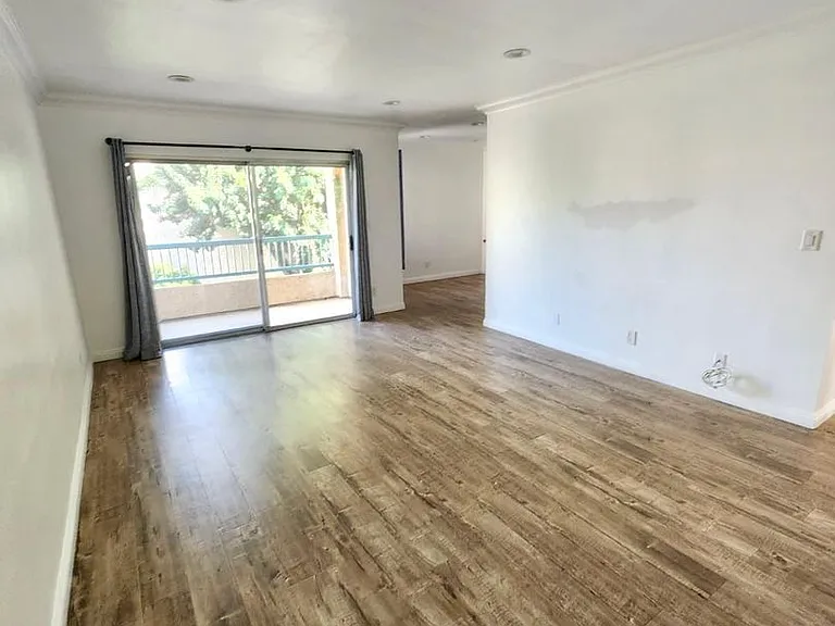 18307 Burbank Blvd — Photo 2