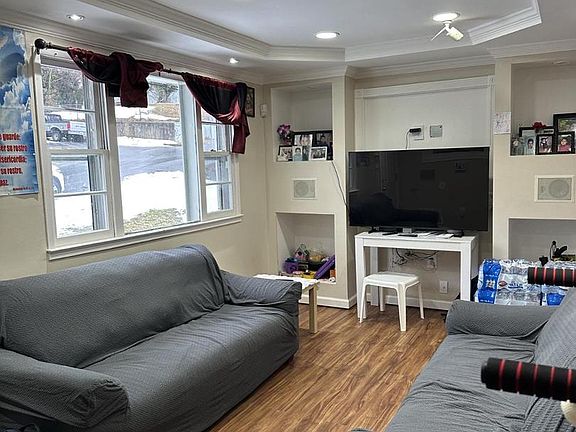 5th image of 4705 Heath St