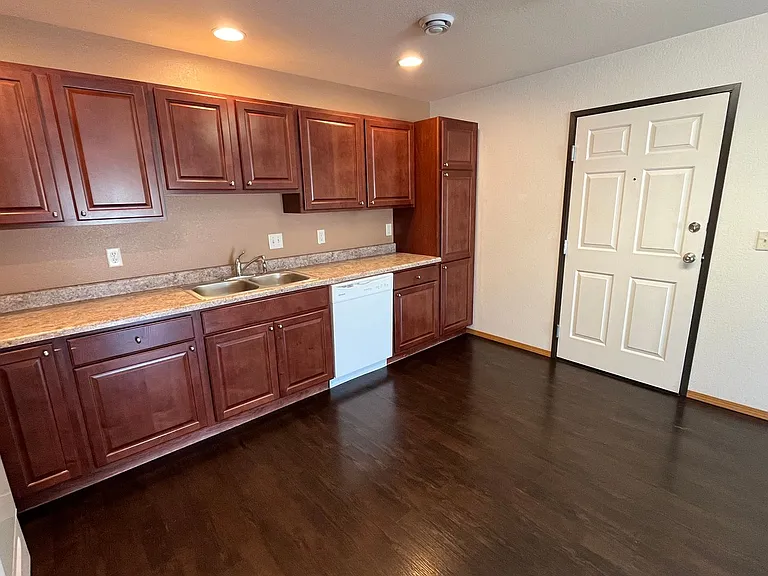 505 16th Ave NE #6 — Photo 5