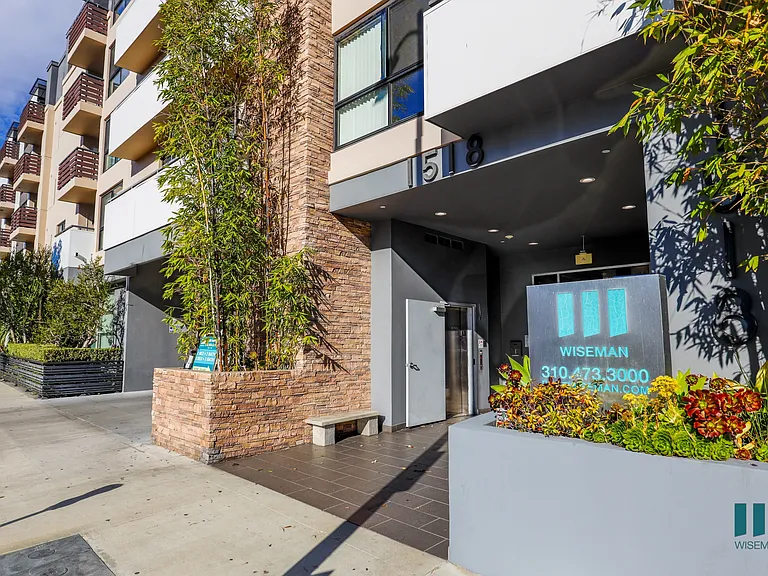 Front Entrance of Santa Monica Federa