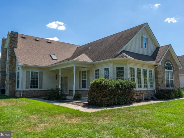 1127 Burgundy Cir, Pennsburg, PA 18073