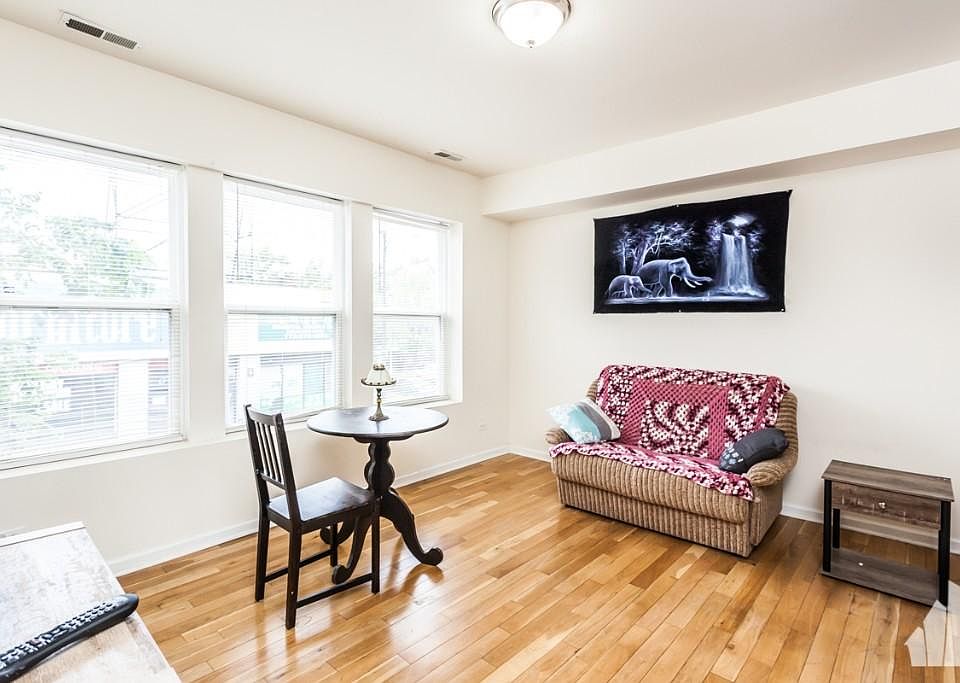 1st image of 3105 W Lawrence Ave