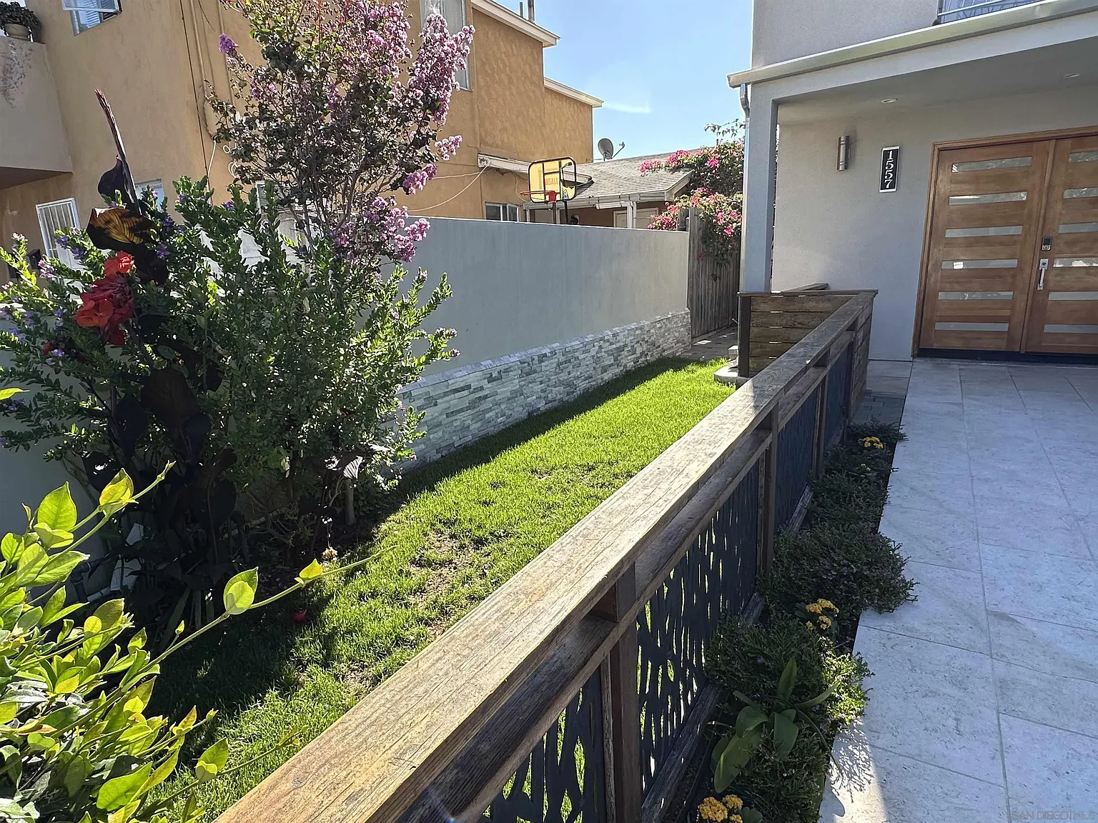 4 bed, 3.5 bath, 5000 sqft, $7,900 — Photo 2